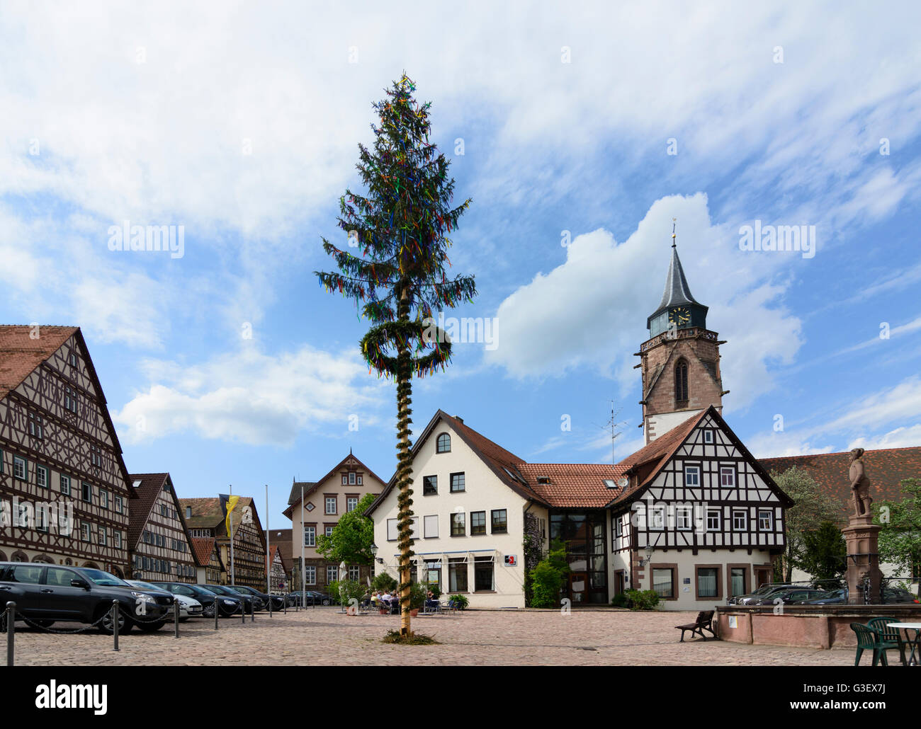 Marktplatz carrés, église Martinskirche, eh bien, l'Allemagne, Bade-Wurtemberg, Schwarzwald, Forêt Noire, Dornstetten Banque D'Images
