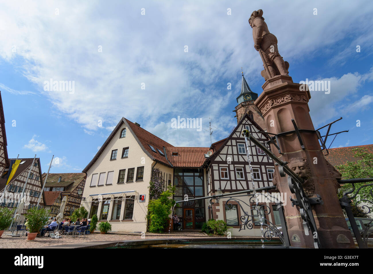 Marktplatz carrés, église Martinskirche, eh bien, l'Allemagne, Bade-Wurtemberg, Schwarzwald, Forêt Noire, Dornstetten Banque D'Images