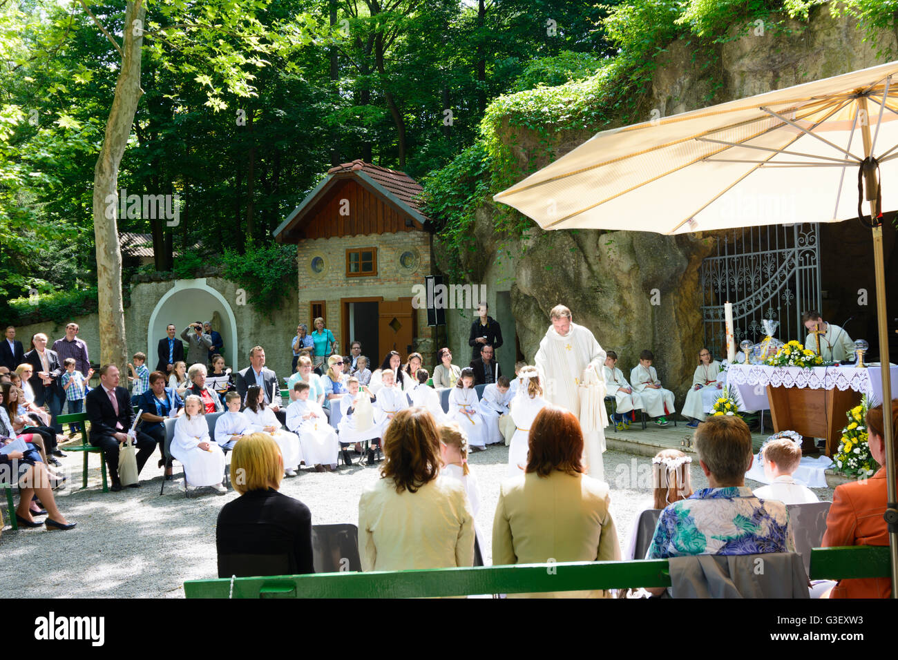 Grotte de Lourdes dans la région de Maria Ellend à une première communion, l'Autriche, Niederösterreich, Autriche, Donau, Haslau-Maria Ellend Banque D'Images