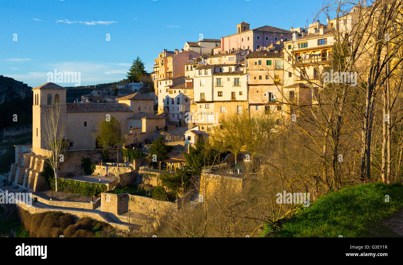 Maisons typiques le long du précipice de la ville de Cuenca, Espagne Banque D'Images