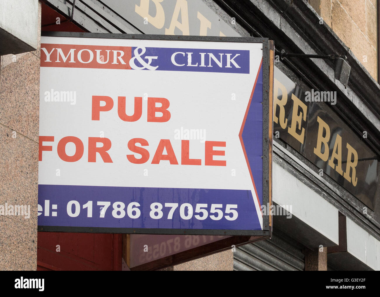 Pub pour signer la vente - en dehors du bar, Balmore Possilpark, Glasgow, Écosse, Royaume-Uni Banque D'Images
