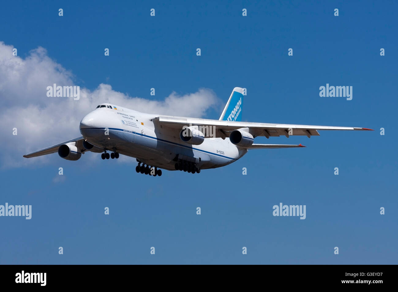 Antonov Design Bureau Antonov An-124-100 Ruslan sur finale pour la piste 32. Banque D'Images