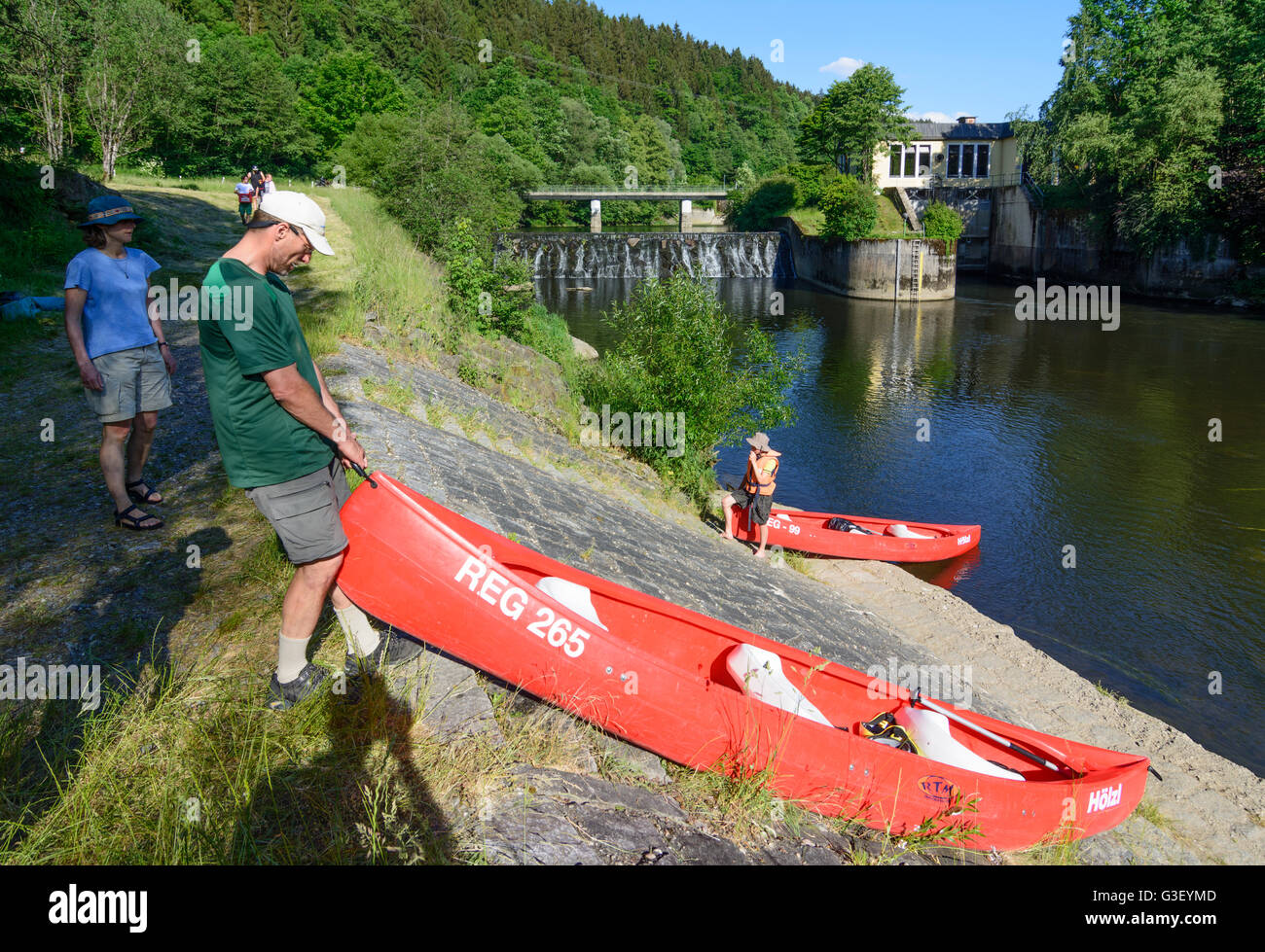 Portage pagayeur un canoë canadien ( ) à l'usine hydroélectrique sur la rivière Gumpenried Schwarzer Regen, Allemagne, Bayern, Bava Banque D'Images