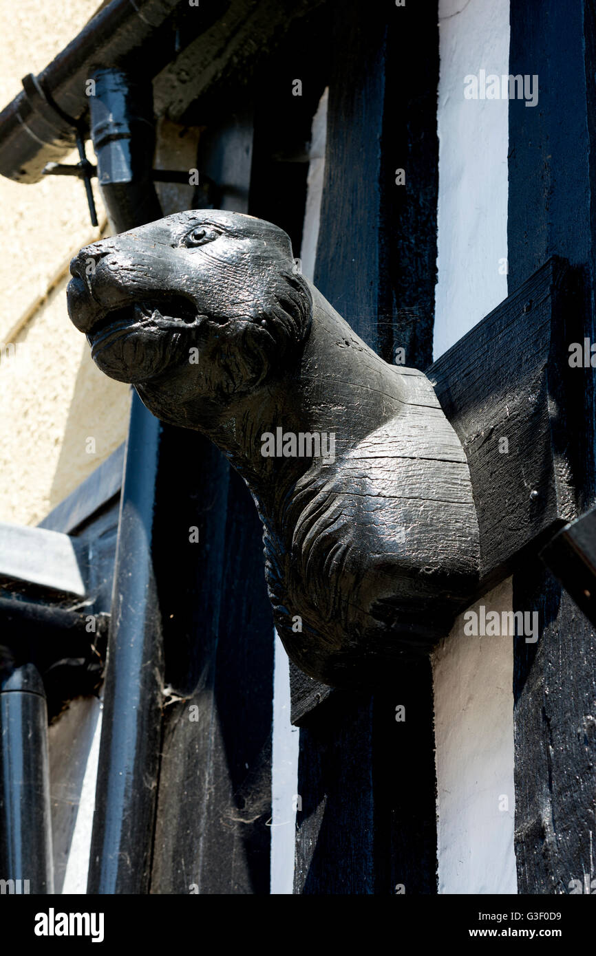 Animaux en bois sur la sculpture n° 124 Watling Street,Towcester, Northamptonshire, England, UK Banque D'Images