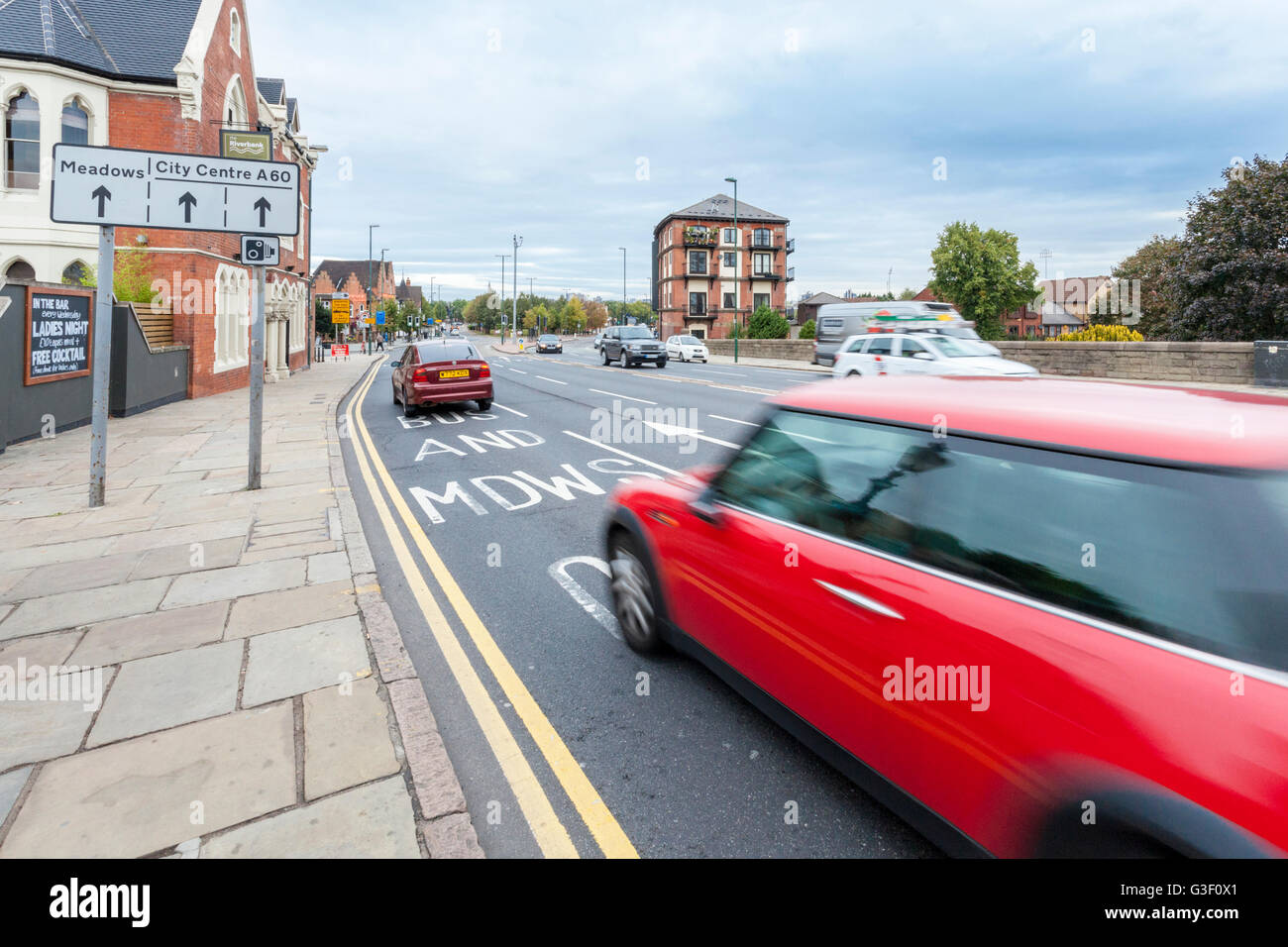 La circulation rapide sur l'A60 Road dans la ville de Nottingham, Angleterre, RU Banque D'Images