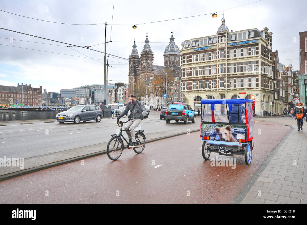 La Hollande, Amsterdam, Prins Hendrikkade, hôtels, Basiliek van de B. Nicolaas, Banque D'Images