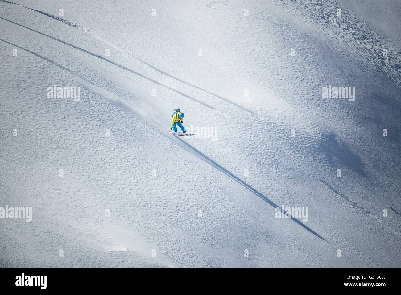 Ski de descente rapide avec snowboard dans la neige profonde Banque D'Images