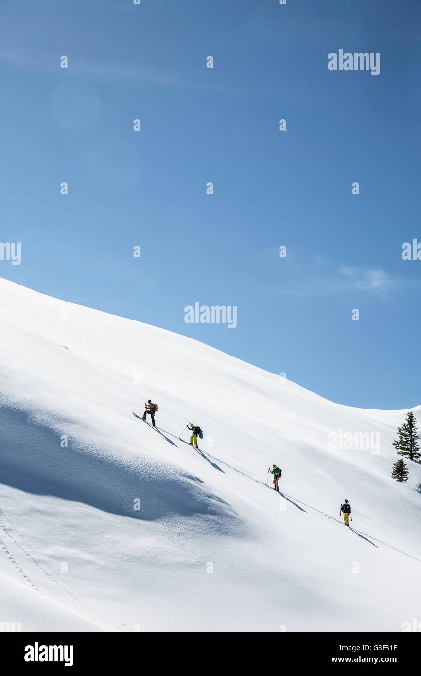 Splitboard, un groupe est de grimper Banque D'Images