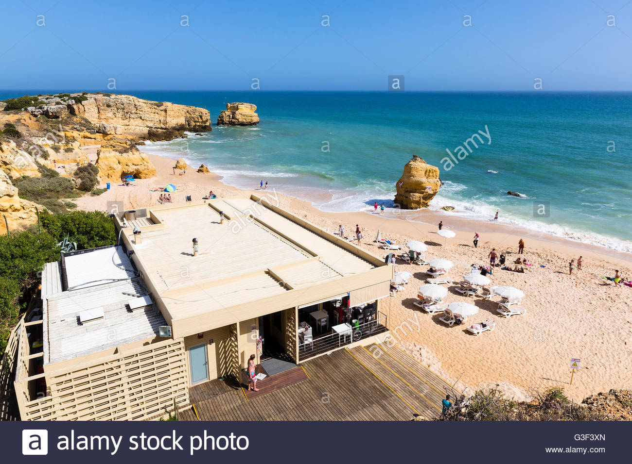 View Sur Restaurant De Plage Et Soleil Baigneurs à Praia De