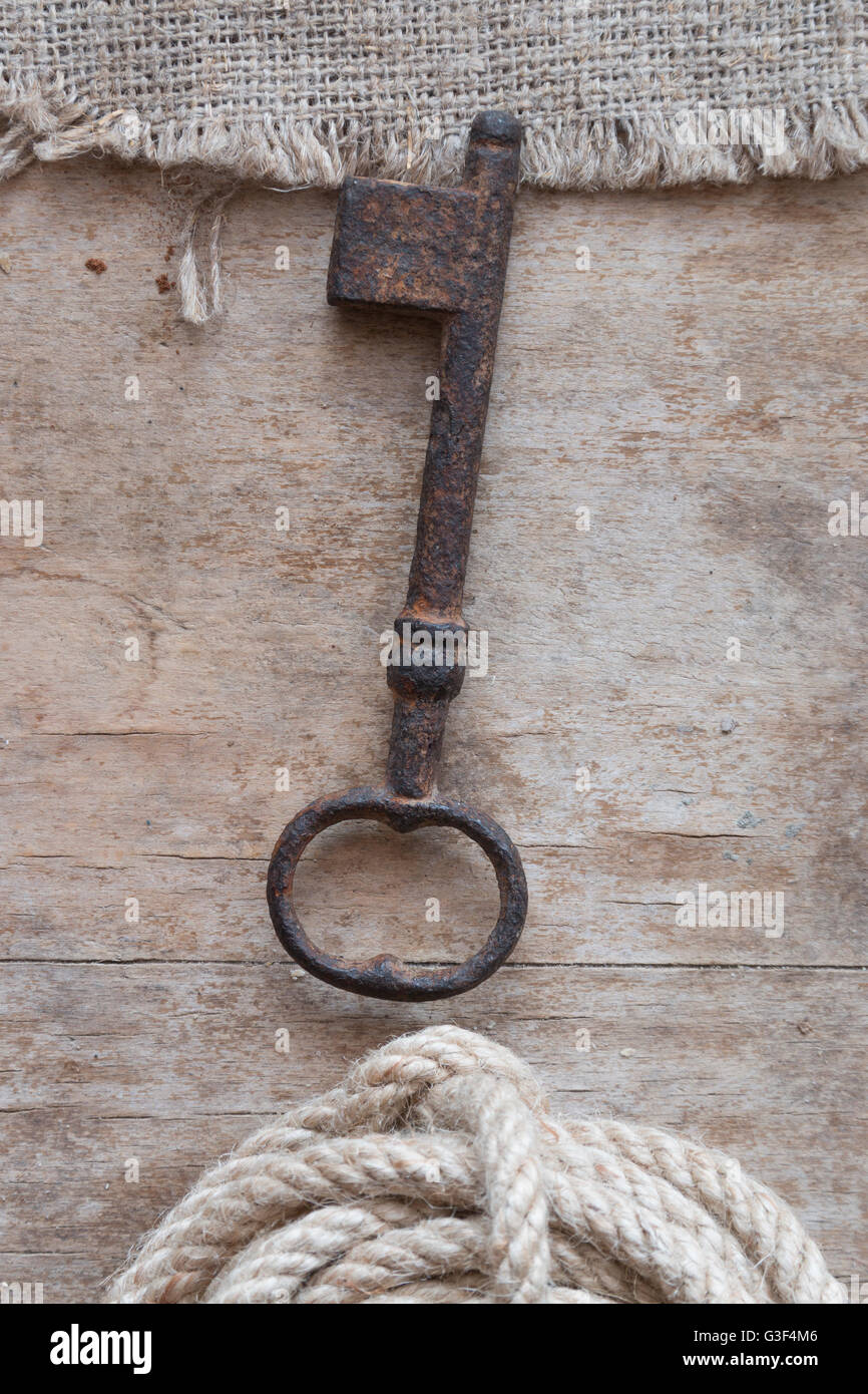 Rusty key sur l'ancienne table et d'une corde Banque D'Images