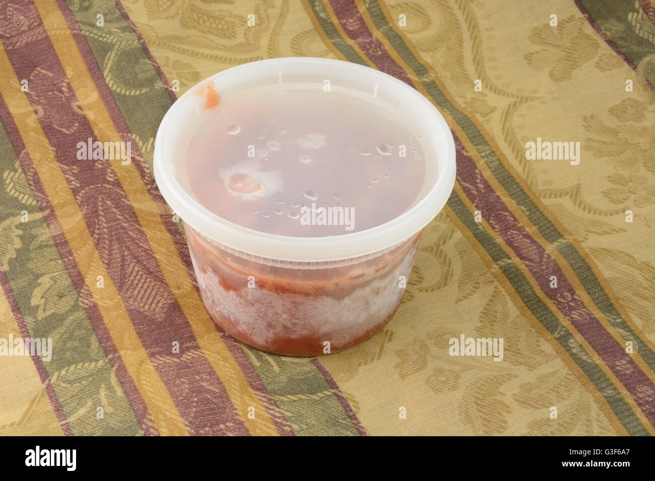 Les restes de sauce à spaghetti congelée dans un contenant de plastique  Photo Stock - Alamy