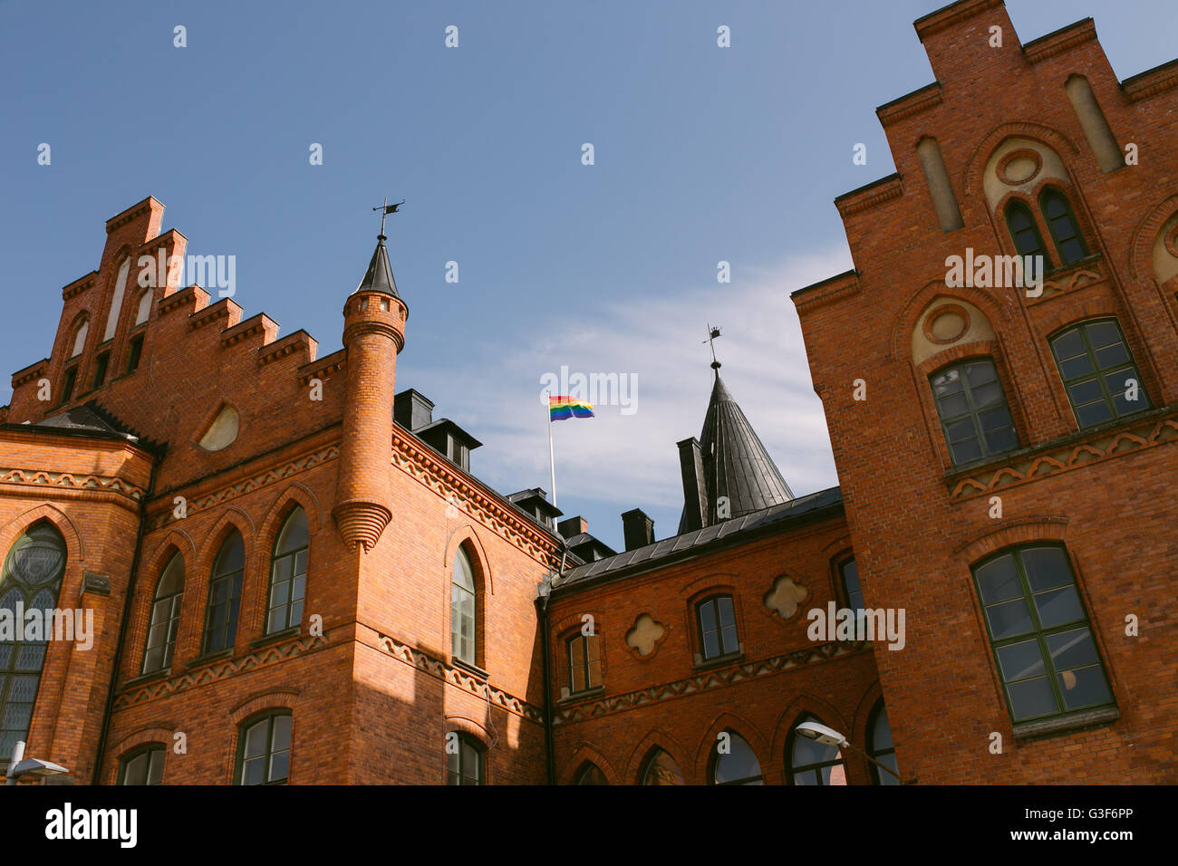 Vieux château en Suède avec drapeau lgbt Banque D'Images