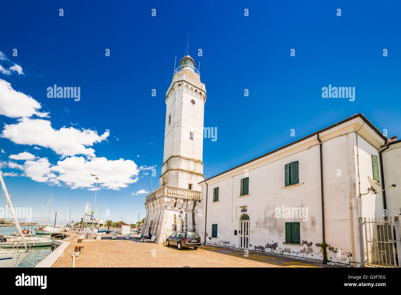 Vue panoramique printemps de la 18e siècle phare veillant sur le port du canal, de la jetée avec ancienne et moderne de bâtiments, navires, Banque D'Images