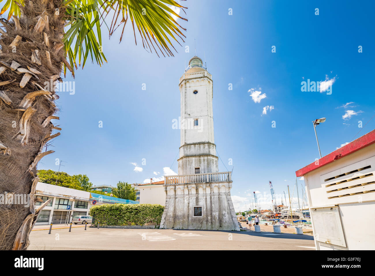 Vue sur le phare du 18ème siècle qui veille sur le port du canal, avec des bâtiments anciens et modernes dans la région de Rimini, Italie Banque D'Images