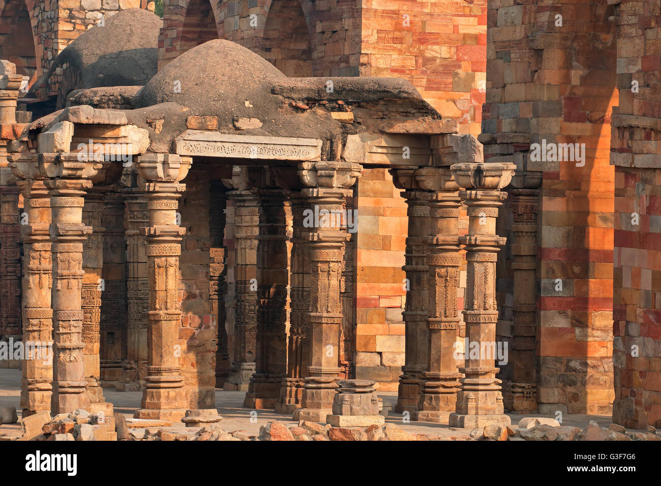 Vieux piliers de grès au complexe Qutb Minar à Delhi, Inde Banque D'Images