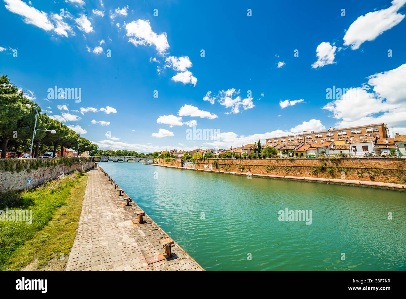 Port du canal et pont de Tibère à Rimini Banque D'Images