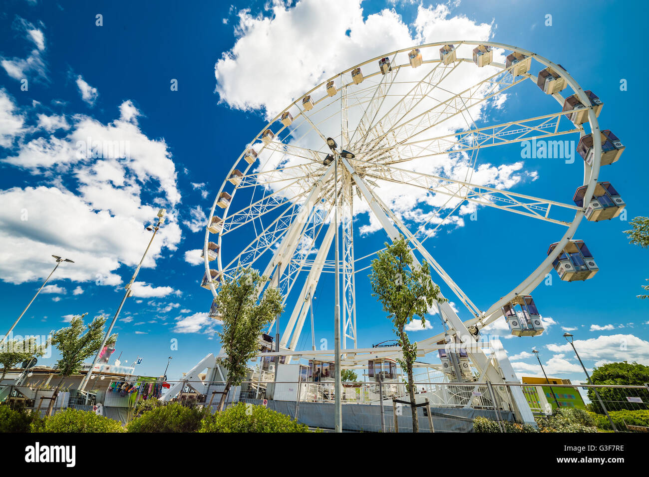 Vue panoramique de printemps la grande roue sur le canal du port, à Rimini, Italie Banque D'Images