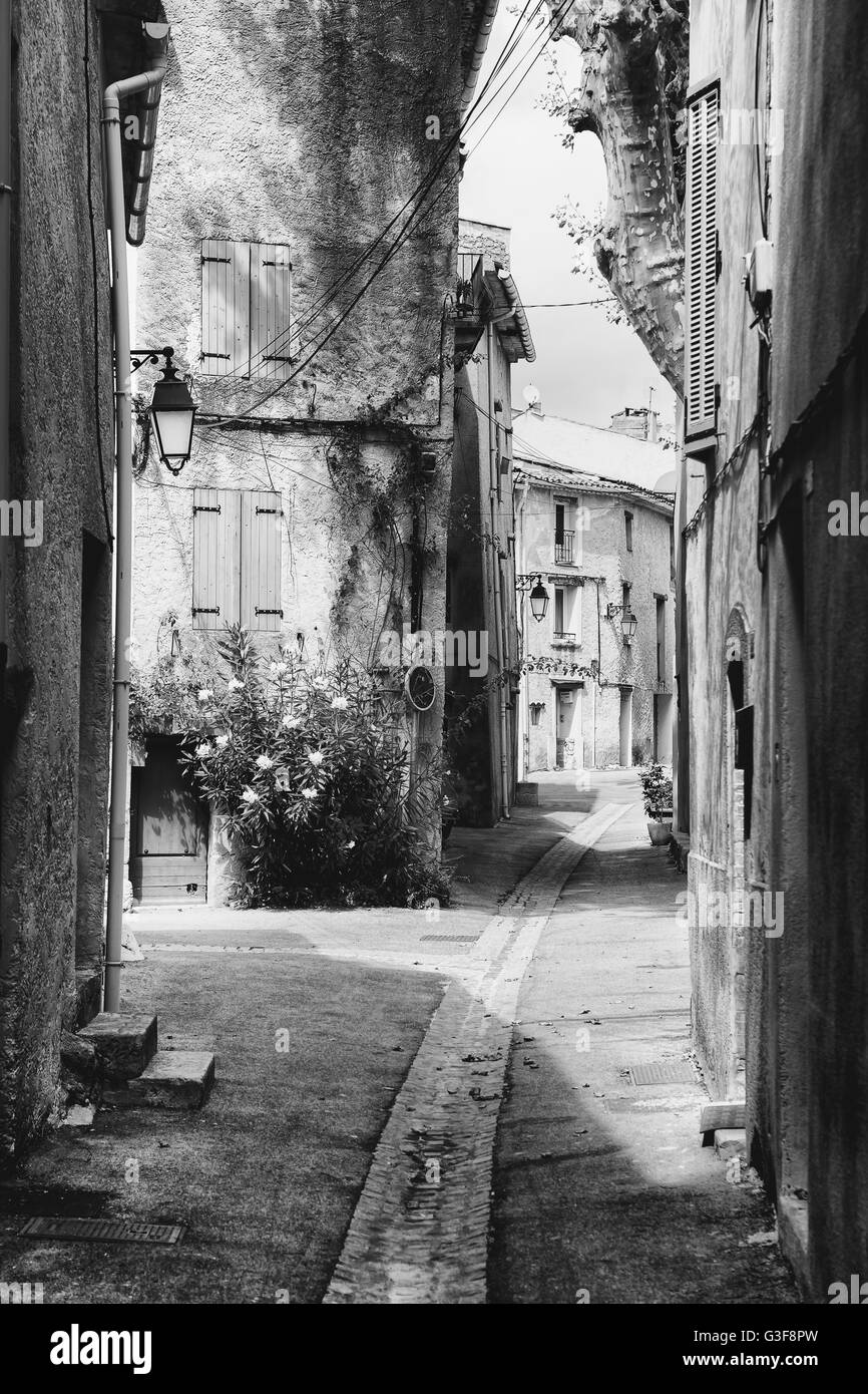 Ruelle dans un petit village dans le sud de la France Banque D'Images
