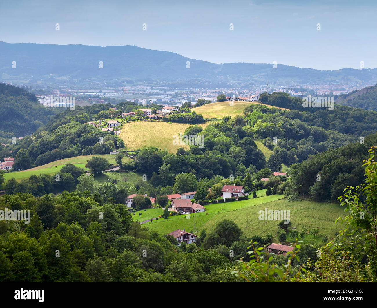 Champs et montagnes des Pyrénées dans le Pays Basque, France Banque D'Images