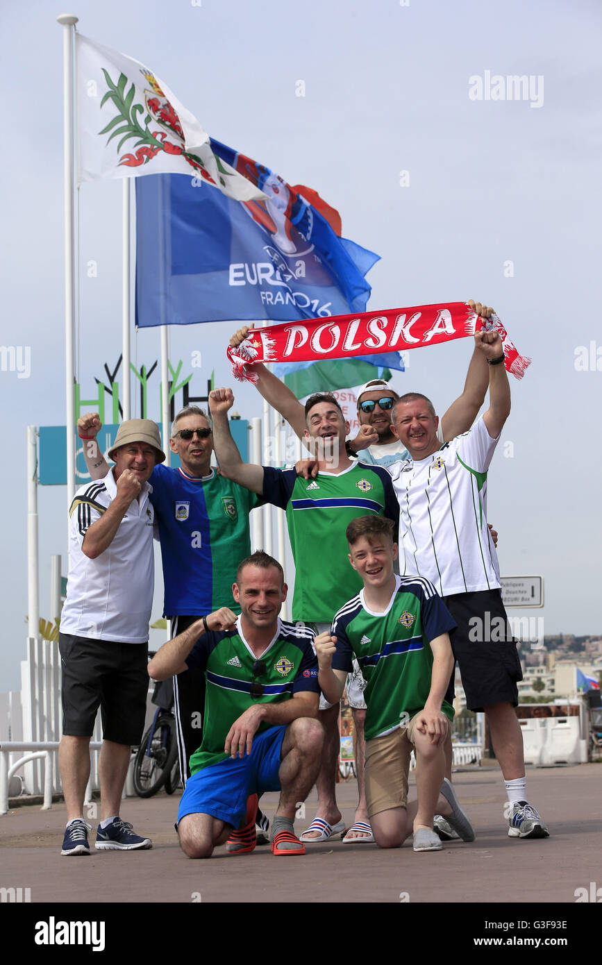 Des fans de l'Irlande du Nord sont reliées par un fan de football polonais qu'ils arrivent sur le front de mer près de Promenade des Anglais, Nice, France. Banque D'Images