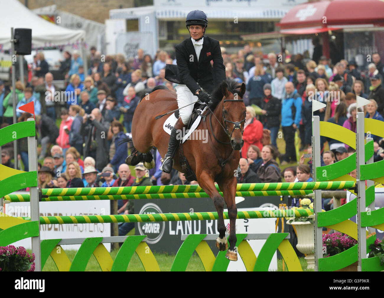 William Fox-Pitt équitation Cool Mountain participent à l'événement Rider Masters CIC*** Showjumping event au cours de la troisième journée de l'équitation de Bramham à Bramham Park. Banque D'Images