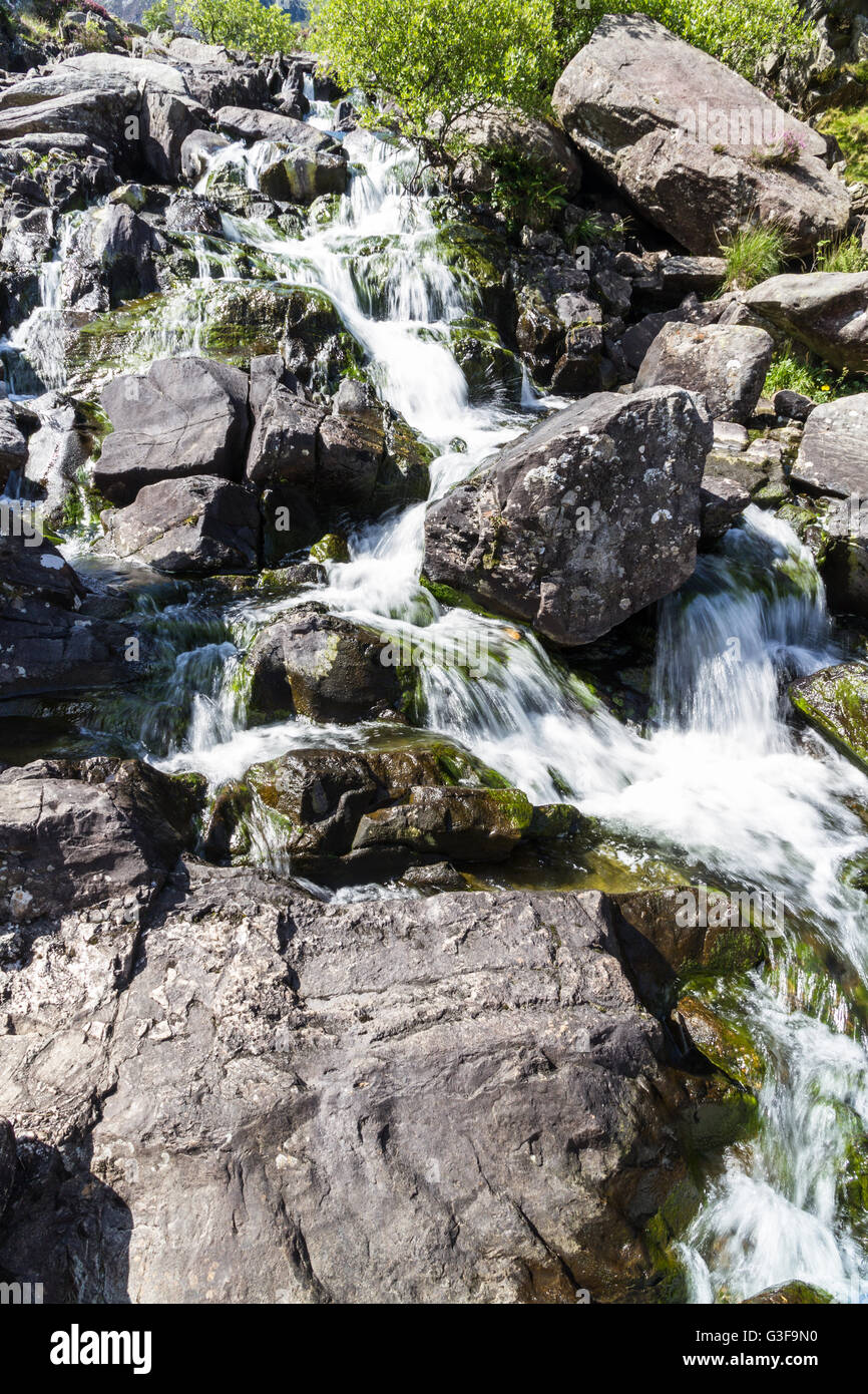 Stream écrouler du lac Ogwen Idwal, chalet, le nant Ffrancon Valley, Gwynedd, Pays de Galles, Royaume-Uni Banque D'Images