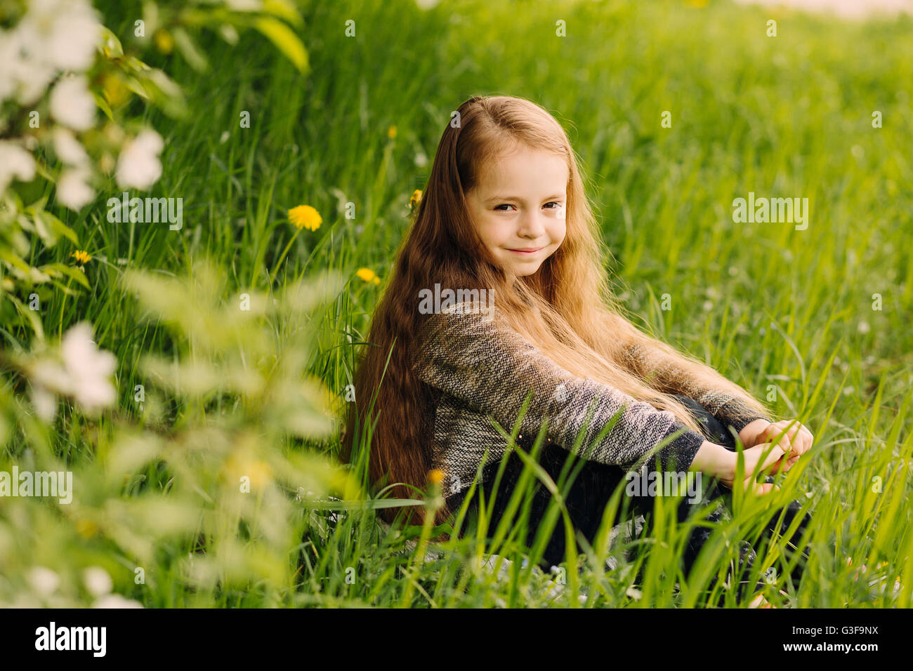 Portrait of little cute beautiful girl in garden Banque D'Images