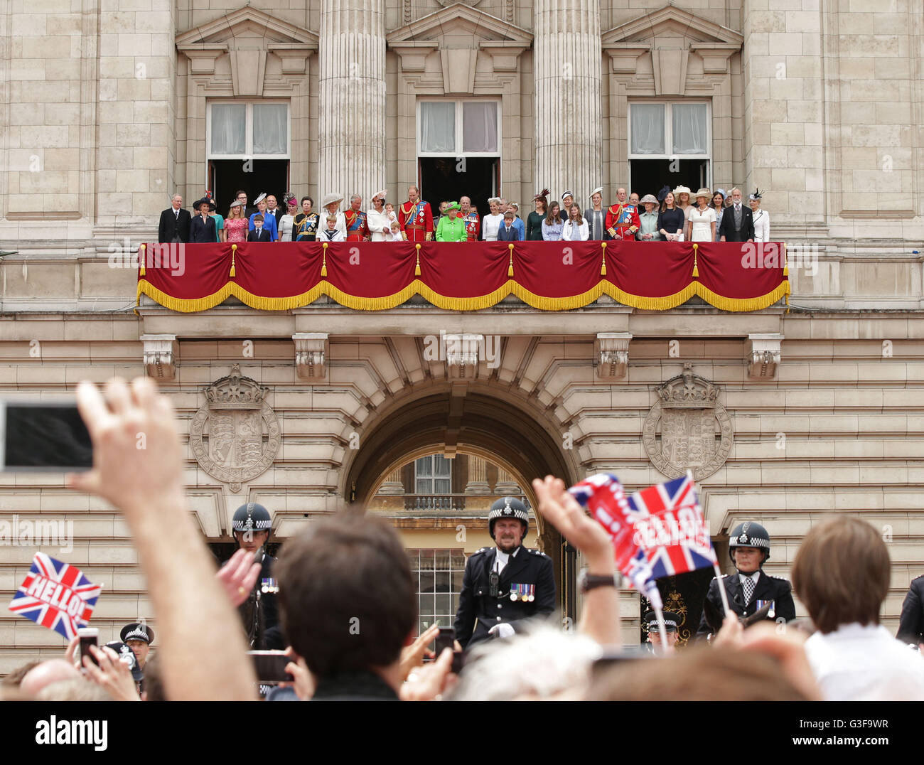 Les membres de la famille royale en regardant le défilé depuis le balcon du palais de Buckingham, au cours de la parade la couleur de la cérémonie pour marquer le 90e anniversaire officiel de la Reine, au centre de Londres. Banque D'Images