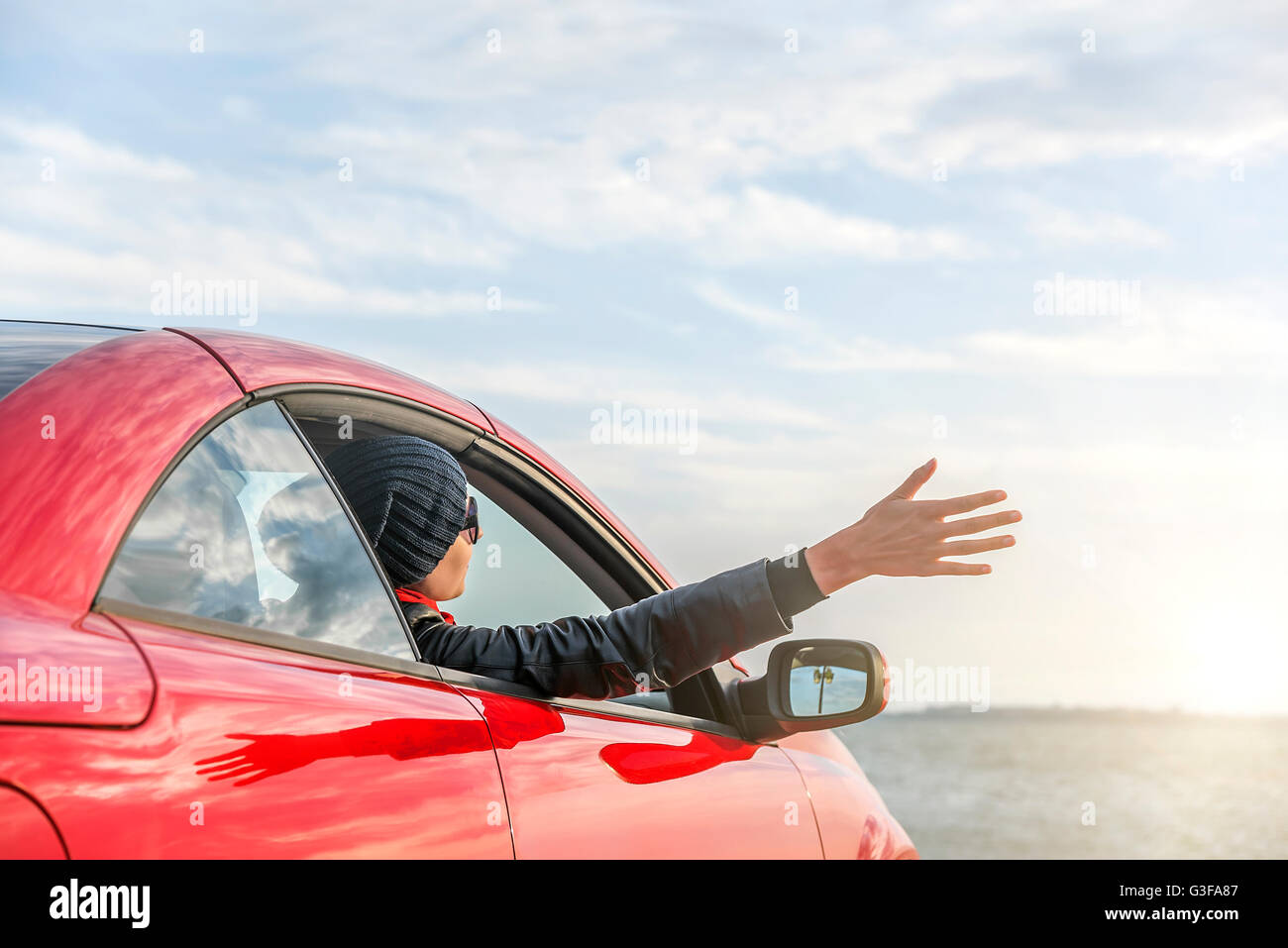 Femme de détente sur la plage dans la voiture sans un toit. Vacances, Voyage à la mer ou la station. Banque D'Images