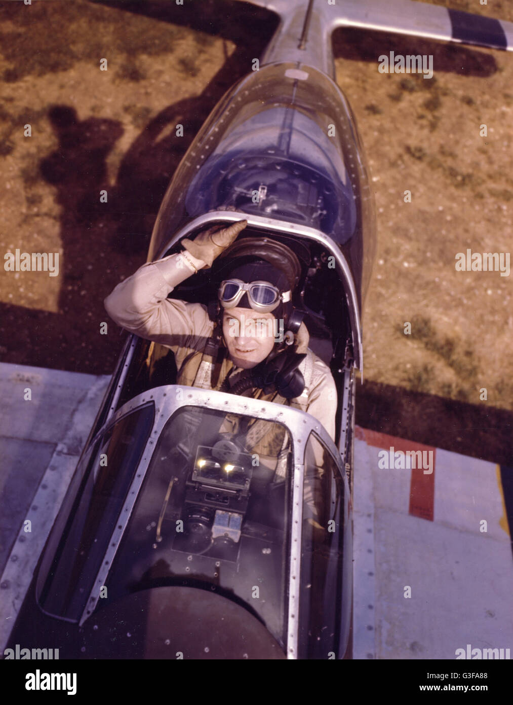 Le colonel Donald J. Blakeslee (1917-2008) , ace de l'ETO, dans le cockpit de son P-51 de la 8e AF. Banque D'Images