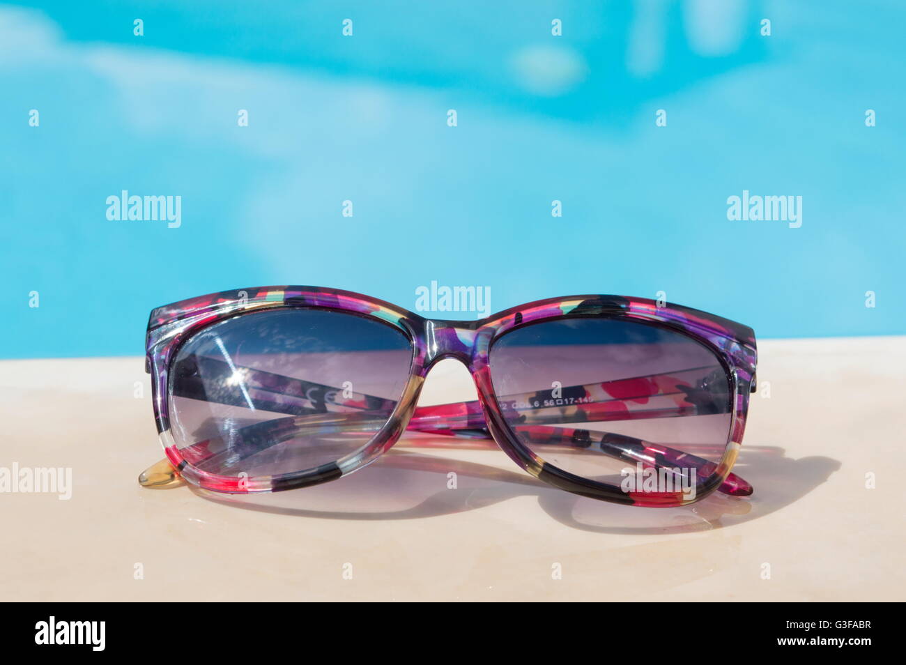 Lunettes de soleil à la piscine. Résumé Les vacances d'été Banque D'Images