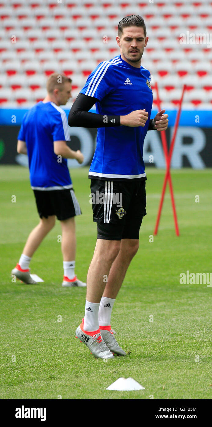 Kyle Lafferty, de l'Irlande du Nord, lors d'une session de formation au Stade de Nice.APPUYEZ SUR ASSOCIATION photo.Date de la photo: Samedi 11 juin 2016.Voir PA Story soccer N Irlande.Le crédit photo doit être lu : Jonathan Brady/PA Wire.RESTRICTIONS : l'utilisation est soumise à des restrictions.Usage éditorial uniquement.Les ventes de livres et de magazines sont autorisées à ne pas être exclusivement consacrées à une équipe, un joueur ou un match.Aucune utilisation commerciale.Pour plus d'informations, appelez le +44 (0)1158 447447. Banque D'Images