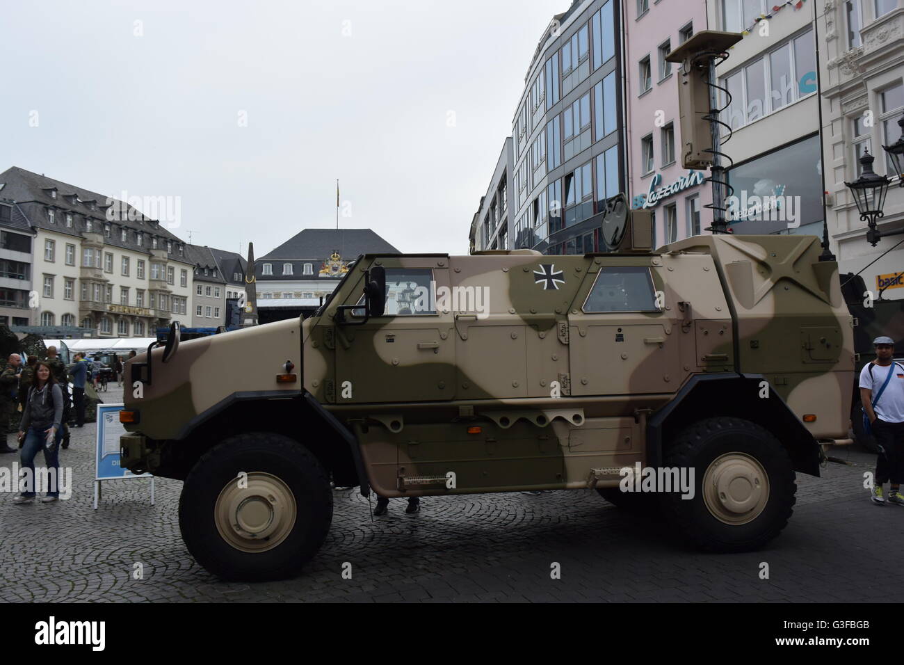 Le wagon-citerne de l'Armée allemande sur la place du marché de Bonn, Allemagne au jour de la Bundeswehr Banque D'Images