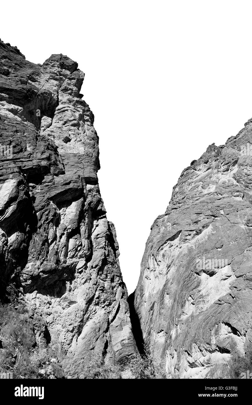 Les gorges et canyons de profondeur ciel nuageux en Oman la vieille montagne Banque D'Images