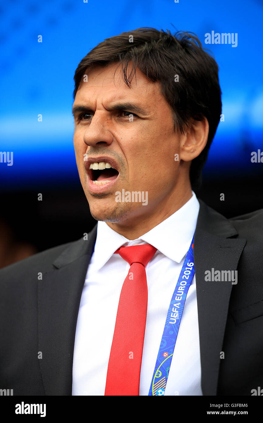 Chris Coleman, directeur du pays de Galles, chante l'hymne national lors du match de l'UEFA Euro 2016, Groupe B, au Stade de Bordeaux. APPUYEZ SUR ASSOCIATION photo. Date de la photo: Samedi 11 juin 2016. Voir PA Story FOOTBALL pays de Galles. Le crédit photo devrait se lire comme suit : Mike Egerton/PA Wire. Banque D'Images