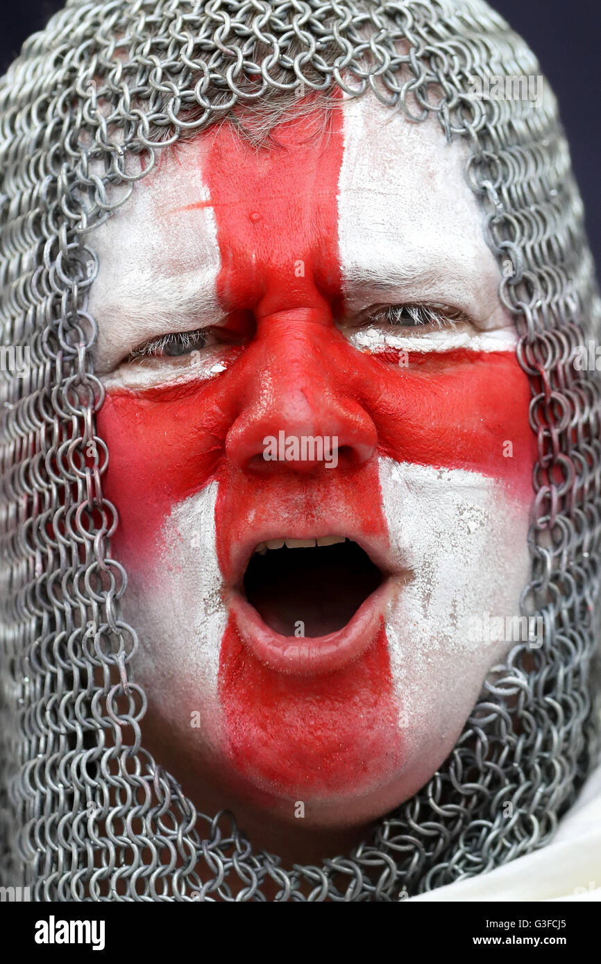 Un ventilateur de l'Angleterre dont le visage peint et la chaîne mail montre son appui dans les peuplements avant l'UEFA Euro 2016, Groupe B match au Stade Vélodrome, Marseille. Banque D'Images