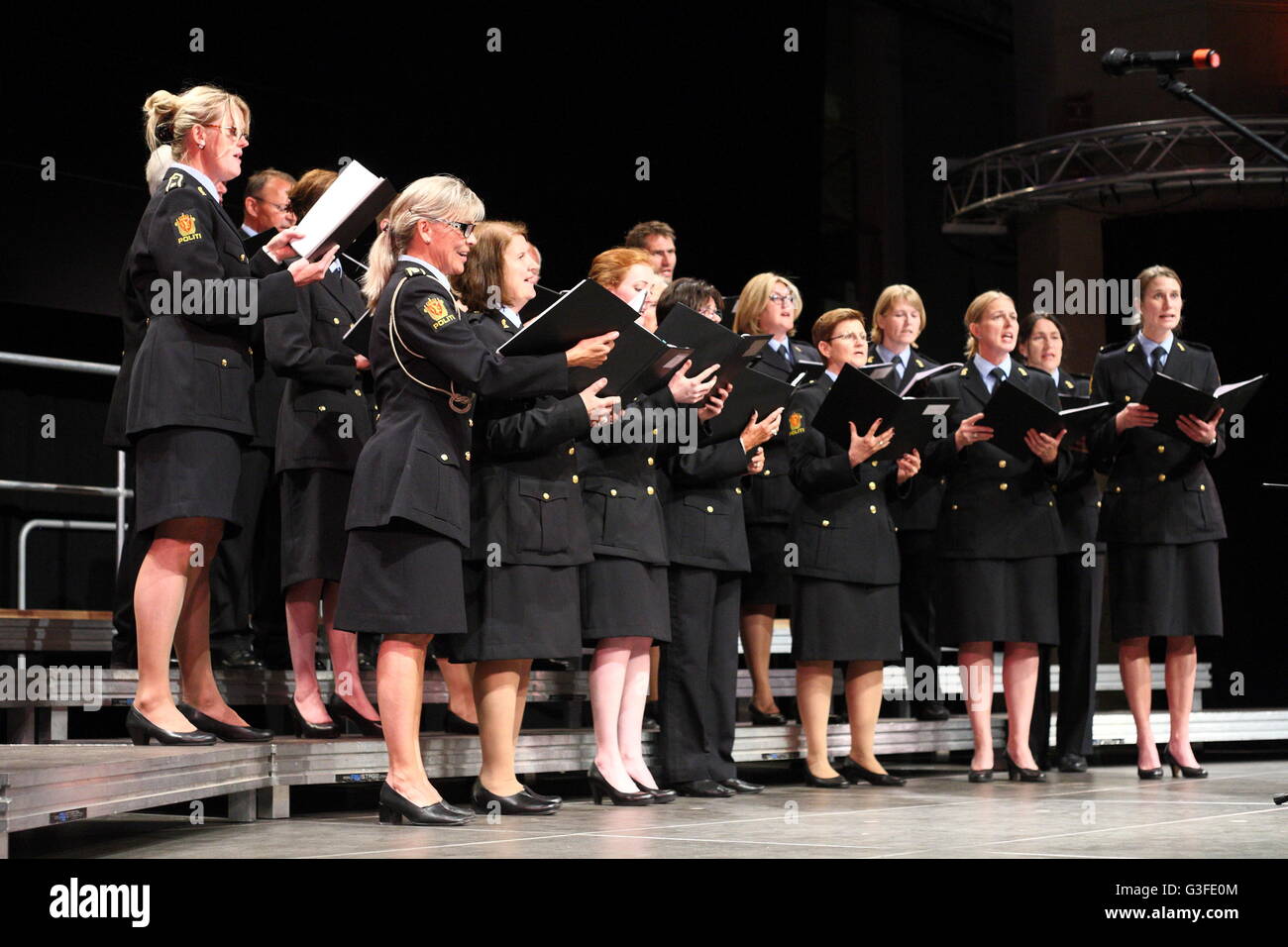 Gdansk, Pologne 10 juin, juillet 2016 Oslo (Norvège) Chœur de la Police il se produit sur la scène à St JohnÕs Centre à Gdansk. Tous les membres de la chorale ou de travail sont des agents de police norvégienne travaillant dans la ville d'Oslo. Credit : Michal Fludra/Alamy Live News Banque D'Images