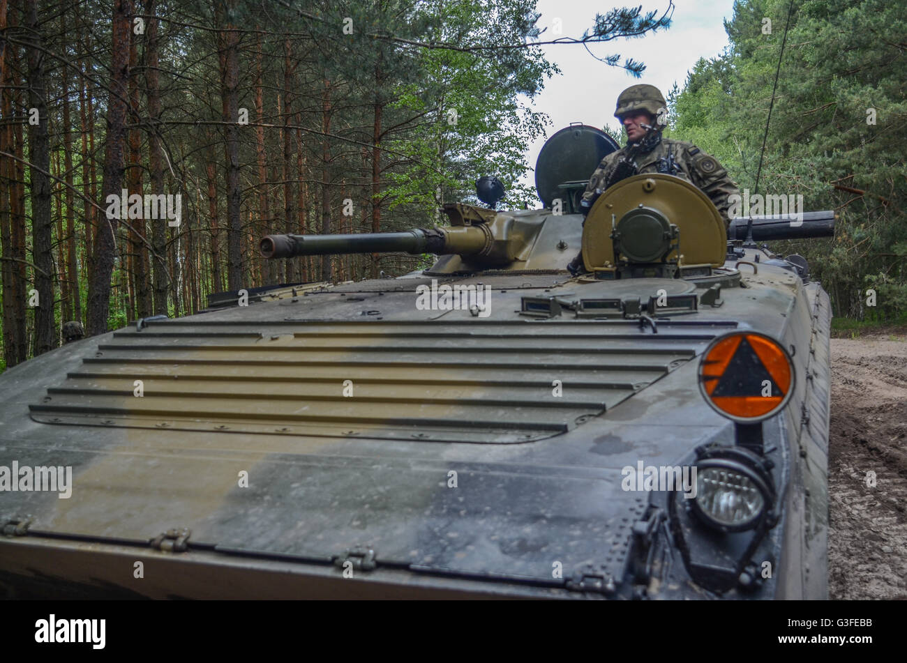 Un soldat polonais détient une position de garde sur KHR-1 Suivi amphibie de combat d'infanterie lors de l'exercice Anakonda 16 Juin 9th, 2016 à Nowa Deba, Pologne. Les troupes de l'OTAN 21 pays prennent part à des exercices 2016 Anakonda en Pologne, le plus grand exercice de ce type depuis la guerre froide. Banque D'Images