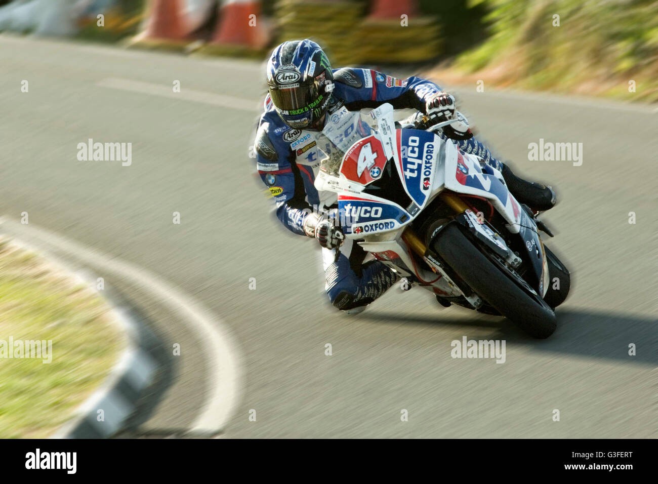 Île de Man TT course Supersport moto BMW 2016 numéro 4 montée par Ian Hutchinson, parrainé par Tyco BMW, sur la Creg Ny Baa corner. Crédit : DAVID SLATER J/Alamy Live News Banque D'Images