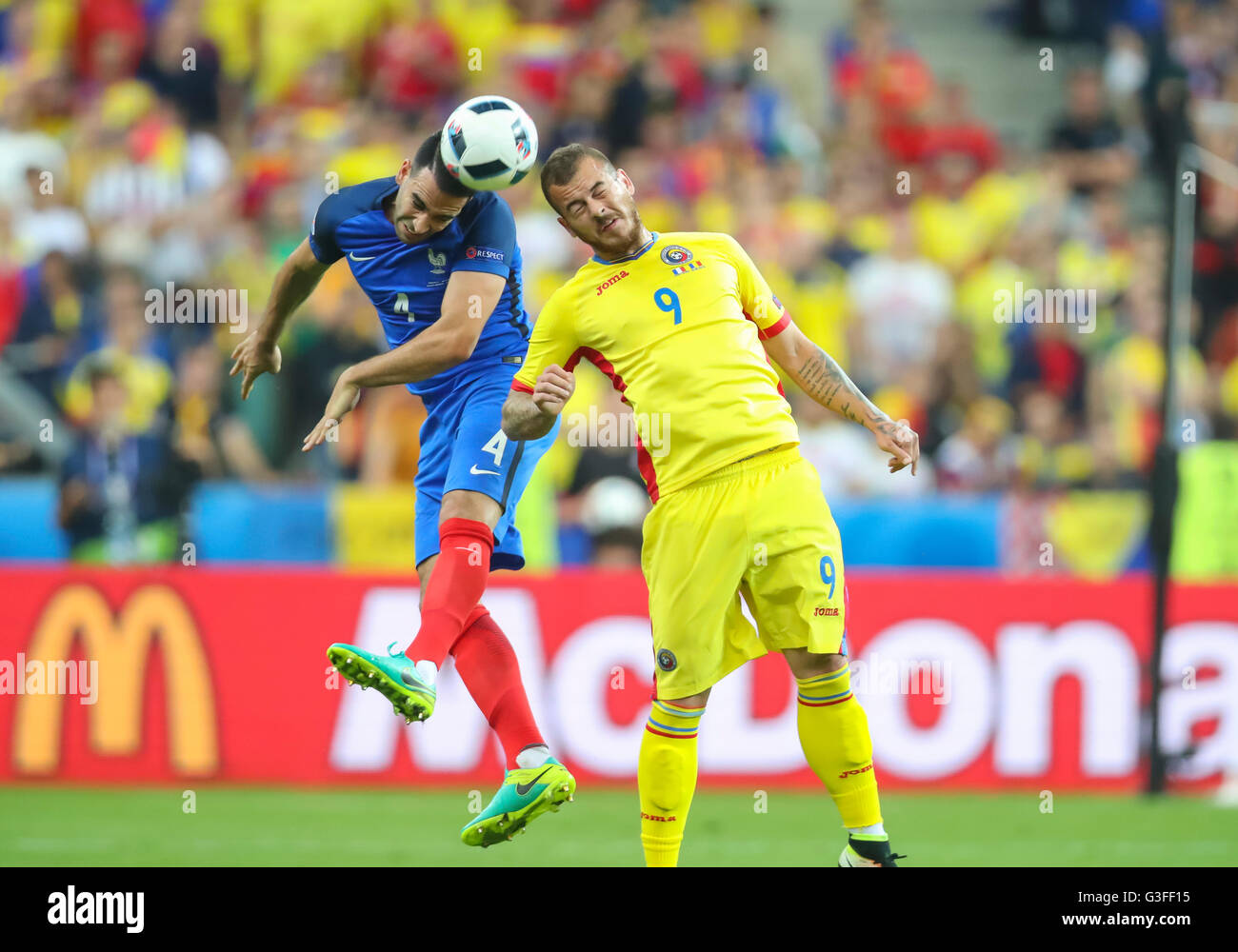 Paris, France. 10 Juin, 2016. Adil RAMI, FRA 4 lutte contre Denis ALIBEC, RO 9 FRANCE - ROUMANIE 2-1 championnats européens de football à 6 juin 2016 à Paris, Stade de France. Crédit : Peter Schatz / Alamy Live News Banque D'Images