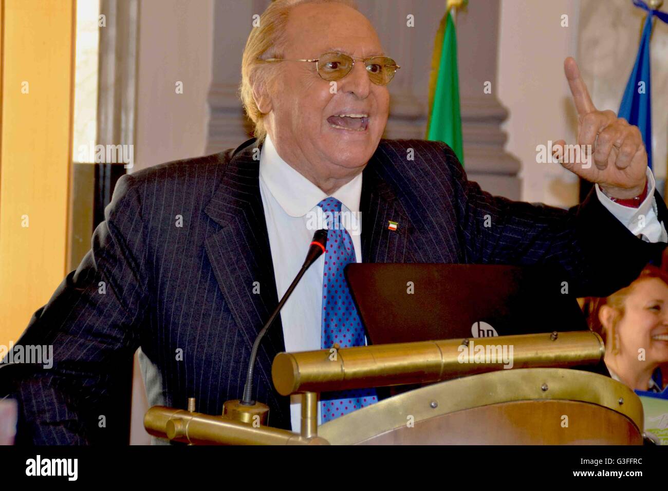 Naples, Italie. 10 Juin, 2016. Renzo Arbore, disc-jockey, chanteur, animateur de radio, joueur de clarinette, showman, acteur, scénariste, réalisateur, et personnalité de la télévision italienne, a été déclaré brillante diplômée de l'Université Federico II de Naples. © Maria Consiglia Izzo/Pacific Press/Alamy Live News Banque D'Images