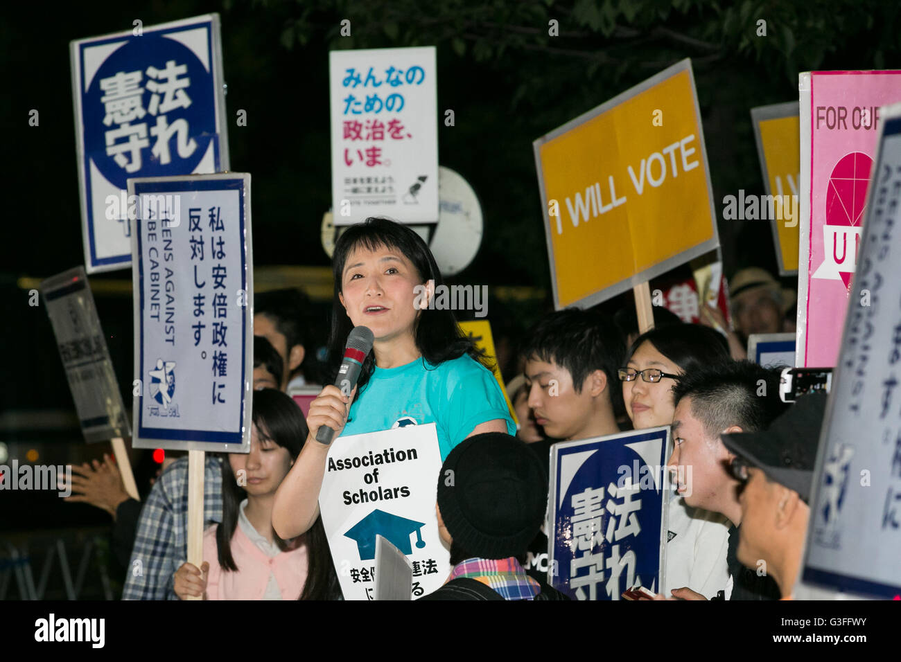 Membres de T-ns SOWL tenir des pancartes d'encourager les jeunes à voter à la Chambre des conseillers de l'été en dehors des élections du Parlement le 10 juin 2016, Tokyo, Japon. Les adolescents se lever pour s'opposer à la Guerre le droit (T-ns SOWL) est un activiste volontaire groupe d'élèves du secondaire dont les buts sont de protéger la démocratie et le pacifisme au Japon. Cette année, la Chambre des conseillers élections est la première fois que 18 et 19 ans peuvent voter, et les organisateurs de la manifestation a affirmé que 1500 a assisté à l'événement. © Rodrigo Reyes Marin/AFLO/Alamy Live News Banque D'Images