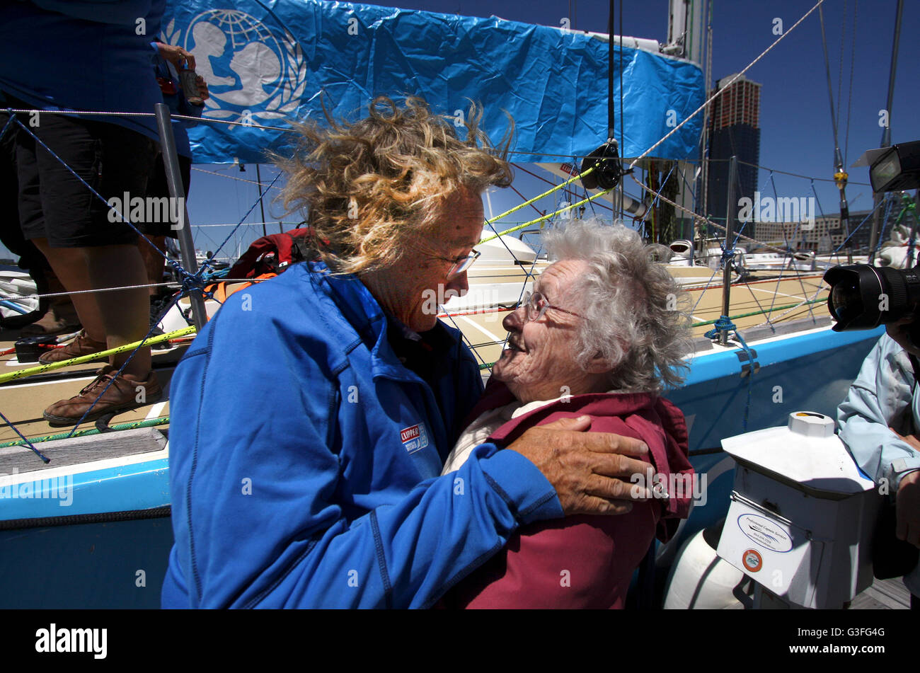 New York, USA. 10 Juin, 2016. Tour du monde de l'UNICEF, membre de l'équipe Kate Whyatt, âgé de 60 ans un conseiller et thérapeute par le jeu de l'UK reçoit une accolade de sa mère, Anne Smart après l'équipe de l'UNICEF est arrivé à Liberty Landing Marina dans le New Jersey à la fin de la course des Amériques dans le cadre de la Clipper Round the World Yacht Race. Ils n'avaient pas vus depuis la course a quitté Londres le 30 août de l'année dernière. Mme Smart a une soeur qui vit à New York et elle a décidé de faire une surprise à Kate et visiter sa sœur dans le même voyage. Crédit : Adam Stoltman/Alamy Live News Banque D'Images