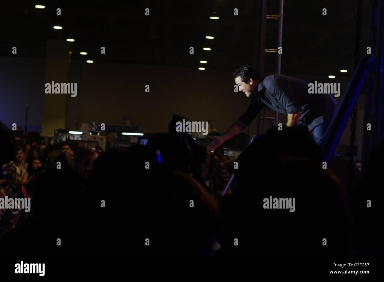 Manila, Philippines. 10 Juin, 2016. Dean Cain, secoue volontiers une part des fans et a pris un. selfies Crédit : George Buid/Pacific Press/Alamy Live News Banque D'Images