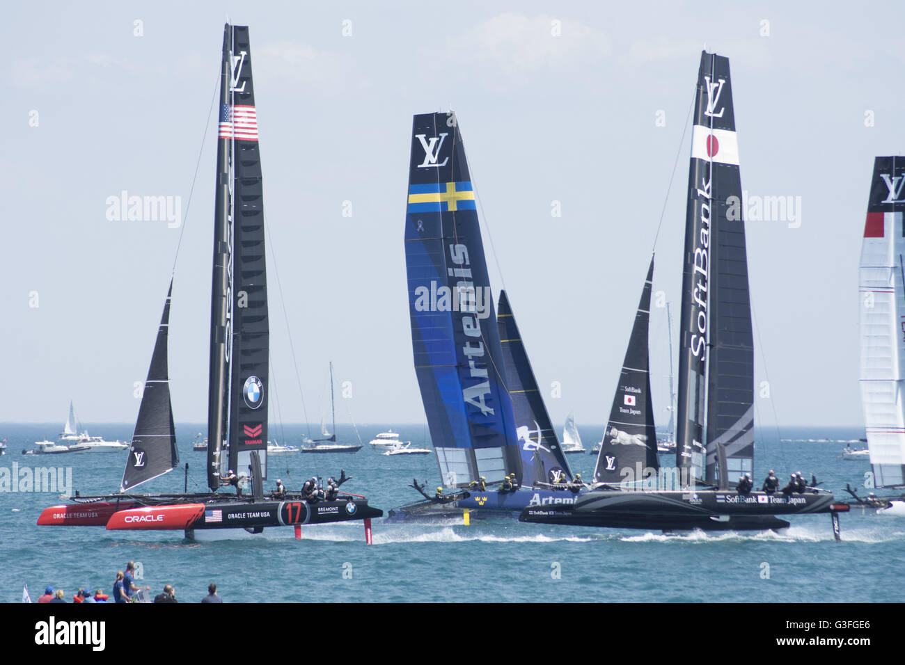 Chicago, Illinois, USA. 10 Juin, 2016. Le vendredi 10 juin, six bateaux de course de classe mondiale à l'épreuve du vent et de l'eau sur le lac Michigan, près de Chicago. C'est la première fois que cette manifestation internationale de voile a eu lieu à Chicago.Les machines de course de haute technologie représentent le Japon, la Nouvelle-Zélande, la Grande-Bretagne, la France, la Suède et les États-Unis qui est la défense de la coupe. Les bateaux sont 45 pied foiling catamarans avec voiles rigides. Les courses ont lieu par la Navy Pier, Chicago landmark célèbre son 100e anniversaire. Au cours de cette journée de pratique course, deux des bateaux a chaviré - Nouvelle Zélande et les ETATS UNIS. Banque D'Images