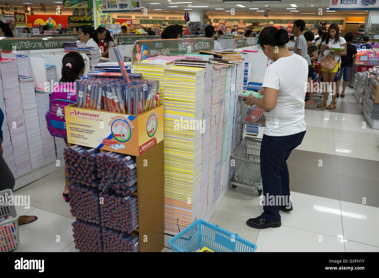 Centre Ayala, à Cebu, aux Philippines. 10 Juin 2016.On estime que 25 millions d'élèves dans les Philippines vont retourner à l'école le lundi 13 juin après leur pause de l'été.Le week-end avant le lundi a vu les parents et les enfants ensemble d'achats de dernière minute, l'achat effréné,en profitant des nombreuses ventes en magasins. Credit : gallerie2/Alamy Live News Banque D'Images