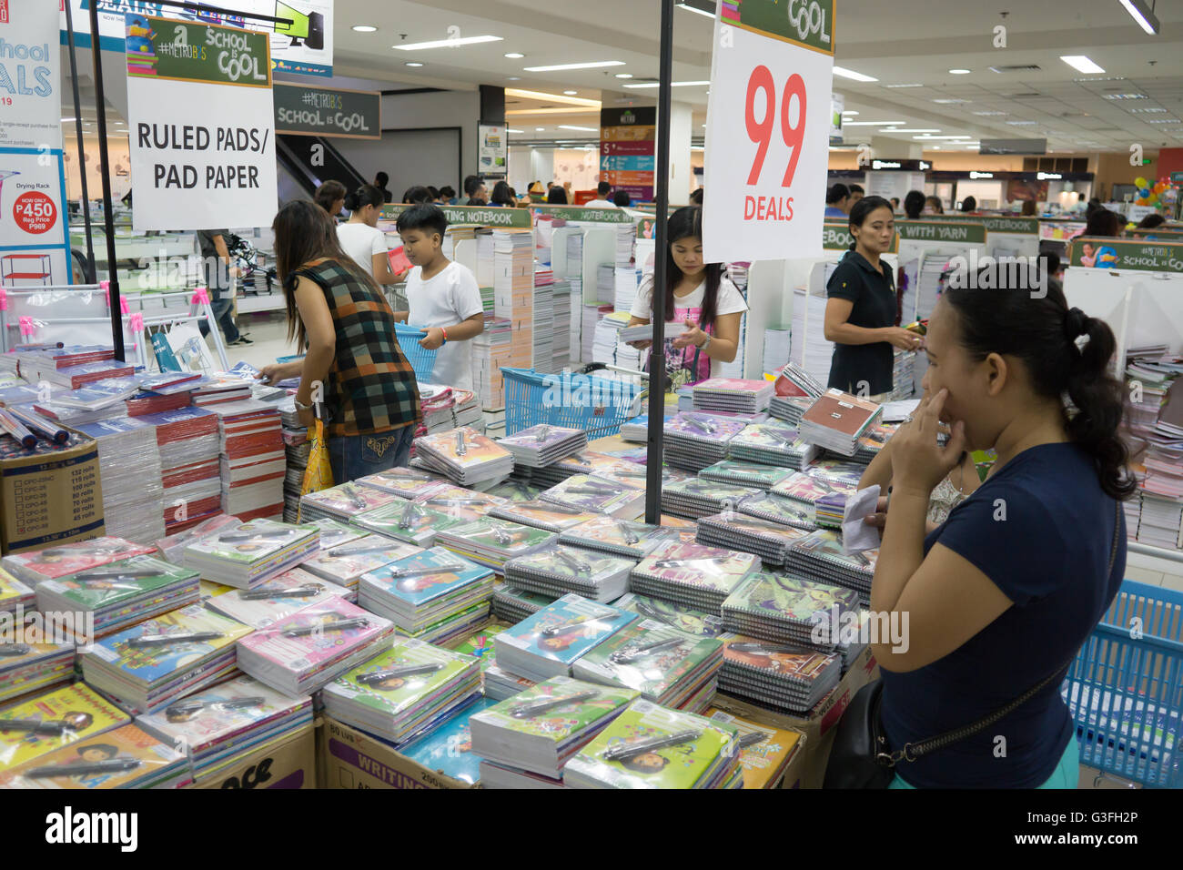 Centre Ayala, à Cebu, aux Philippines. 10 Juin 2016.On estime que 25 millions d'élèves dans les Philippines vont retourner à l'école le lundi 13 juin après leur pause de l'été.Le week-end avant le lundi a vu les parents et les enfants ensemble d'achats de dernière minute, l'achat effréné,en profitant des nombreuses ventes en magasins. Credit : gallerie2/Alamy Live News Banque D'Images