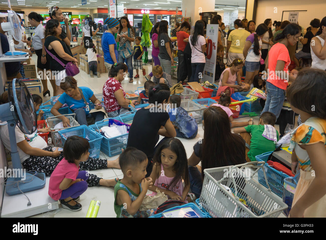 Centre Ayala, à Cebu, aux Philippines. 10 Juin 2016.On estime que 25 millions d'élèves dans les Philippines vont retourner à l'école le lundi 13 juin après leur pause de l'été.Le week-end avant le lundi a vu les parents et les enfants ensemble d'achats de dernière minute, l'achat effréné,en profitant des nombreuses ventes en magasins. Credit : gallerie2/Alamy Live News Banque D'Images