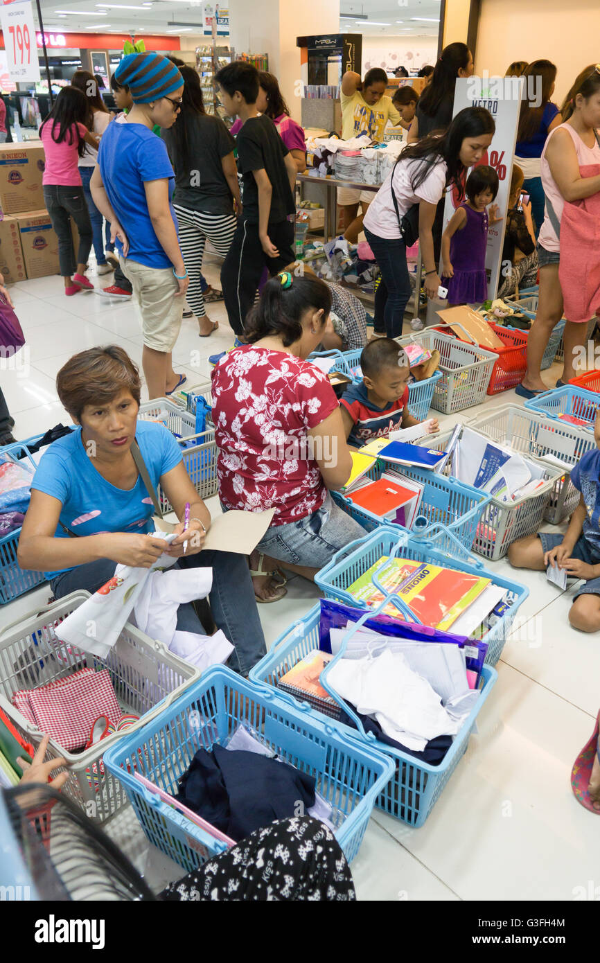 Centre Ayala, à Cebu, aux Philippines. 10 Juin 2016.On estime que 25 millions d'élèves dans les Philippines vont retourner à l'école le lundi 13 juin après leur pause de l'été.Le week-end avant le lundi a vu les parents et les enfants ensemble d'achats de dernière minute, l'achat effréné,en profitant des nombreuses ventes en magasins. Credit : gallerie2/Alamy Live News Banque D'Images