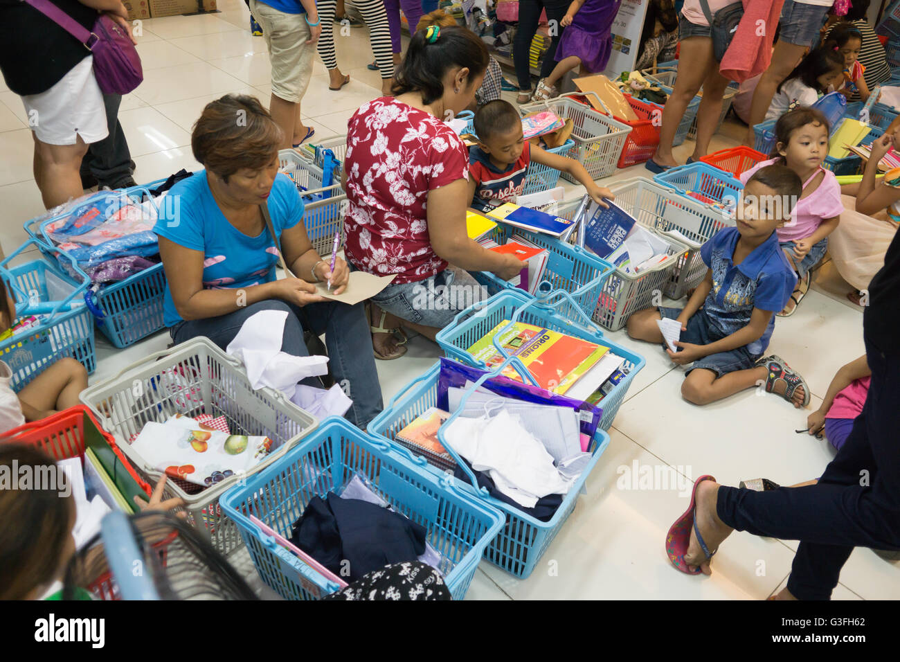 Centre Ayala, à Cebu, aux Philippines. 10 Juin 2016.On estime que 25 millions d'élèves dans les Philippines vont retourner à l'école le lundi 13 juin après leur pause de l'été.Le week-end avant le lundi a vu les parents et les enfants ensemble d'achats de dernière minute, l'achat effréné,en profitant des nombreuses ventes en magasins. Credit : gallerie2/Alamy Live News Banque D'Images